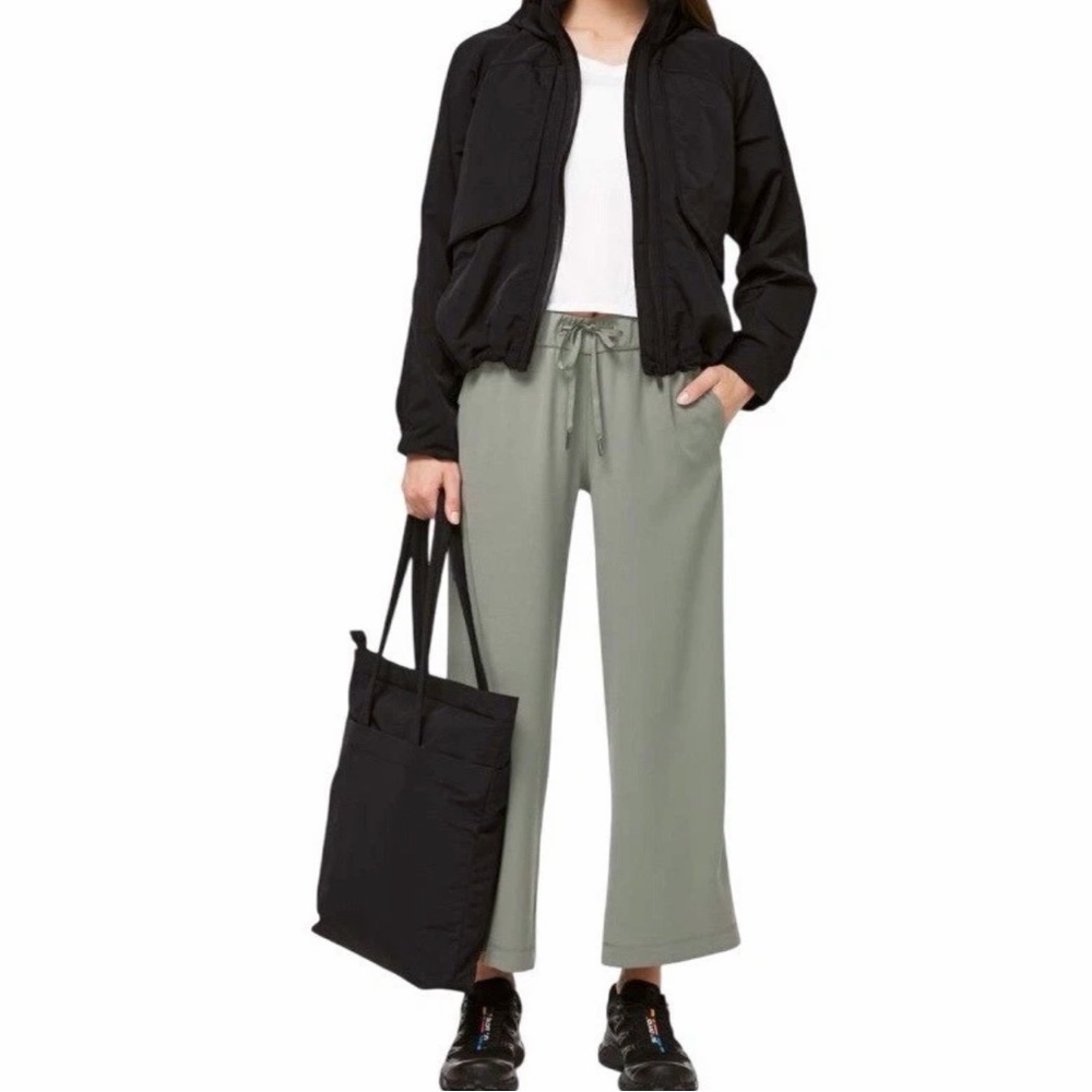 Like New Lululemon On the Fly 7/8 Wideleg Drawstring Pant in Grey Sage